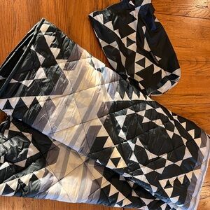 Geometric Patterned Quilted Blanket